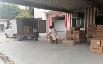 每天忙碌着出货测温仪外壳